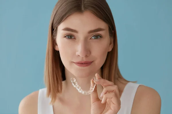 Sbiancamento dei denti. Donna con denti sani utilizzando bretelle rimovibili — Foto Stock