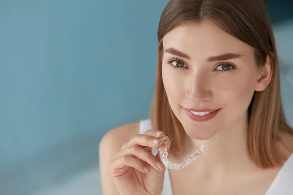 Cuidados dentários. Sorrindo mulher usando removível dentes claros cinta — Fotografia de Stock