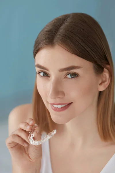 Cuidados dentários. Sorrindo mulher usando removível dentes claros cinta — Fotografia de Stock