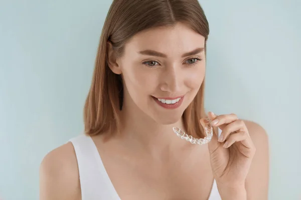 Cuidado dental. Mujer sonriente usando un aparato dental transparente extraíble — Foto de Stock