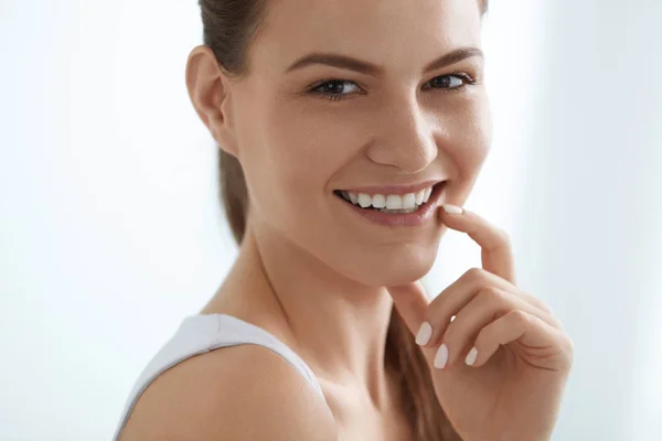 Cara de mujer sonriente con dientes blancos sonrisa, retrato de piel limpia —  Fotos de Stock