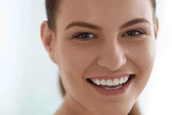 Cara de mujer sonriente con dientes blancos sonrisa, retrato de piel limpia —  Fotos de Stock