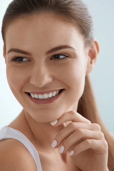 Rosto de mulher sorridente com dentes brancos sorriso, retrato de pele limpa — Fotografia de Stock