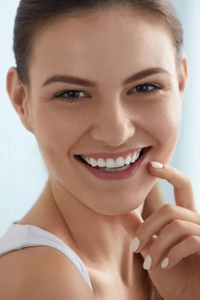 Rosto de mulher sorridente com dentes brancos sorriso, retrato de pele limpa — Fotografia de Stock