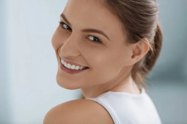 Cara de mujer sonriente con dientes blancos sonrisa, retrato de piel limpia —  Fotos de Stock