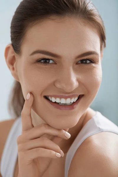Cara de mujer sonriente con dientes blancos sonrisa, retrato de piel limpia —  Fotos de Stock