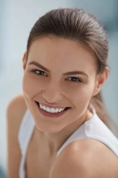 Mosolygó nő arcát, fehér fogak mosoly, tiszta bőr portré — Stock Fotó