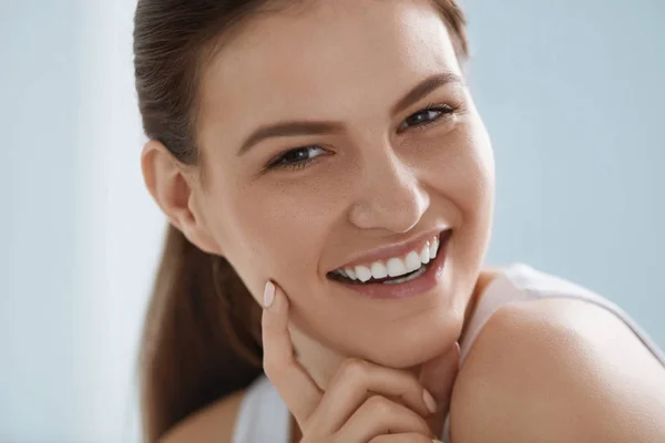 Cara de mujer sonriente con dientes blancos sonrisa, retrato de piel limpia —  Fotos de Stock