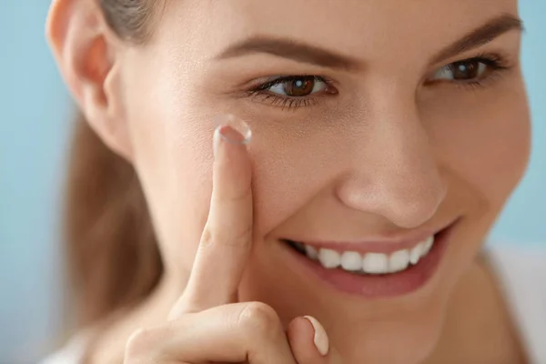 Cuidado com os olhos. Mulher sorridente com lente do olho de contato no dedo closeup — Fotografia de Stock