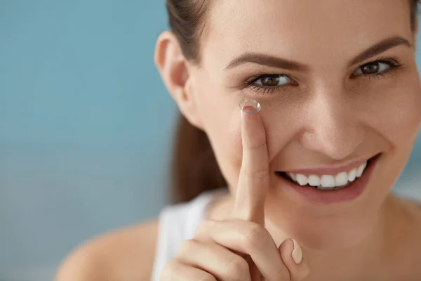 Ögonvård. Leende kvinna med kontakt öga lins på finger närbild — Stockfoto