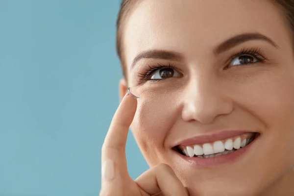 Lente ocular de contacto. Mujer sonriente aplicando contactos oculares de cerca — Foto de Stock