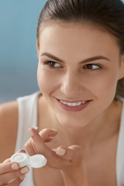 Lente ocular. Mujer sonriente con lentes de contacto y contenedor — Foto de Stock