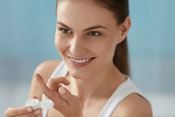 Lente ocular. Mulher sorridente com lentes de contacto oculares e recipiente — Fotografia de Stock