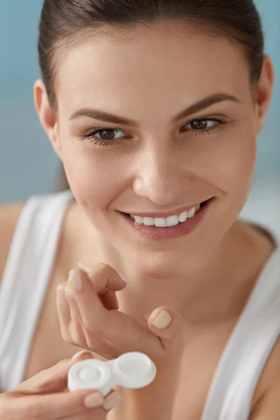 Lente ocular. Mulher sorridente com lentes de contacto oculares e recipiente — Fotografia de Stock