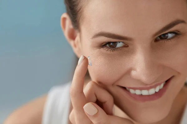 Cuidado com os olhos. Mulher sorridente com lente do olho de contato no dedo closeup — Fotografia de Stock