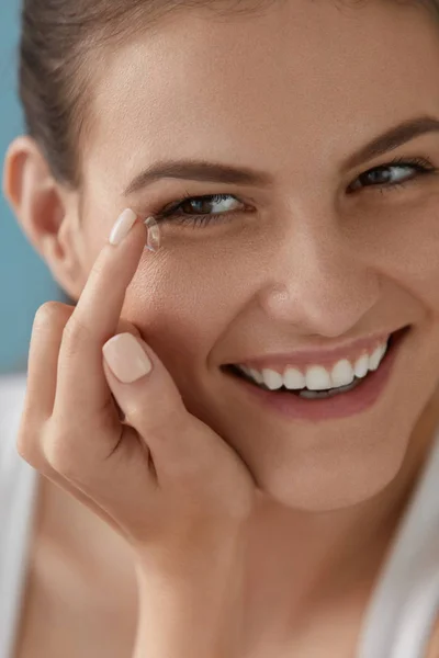 Lente de contacto ocular. Sorrindo mulher aplicando olhos contatos close-up — Fotografia de Stock