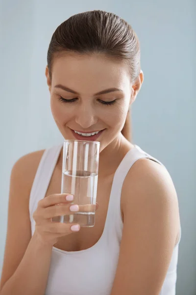 물을 마십니다. 유리에 신선한 순수한 물을 들고 웃는 여자 — 스톡 사진