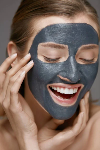 Cuidado de la piel de la cara belleza. Mujer con máscara facial de spa cosmético —  Fotos de Stock