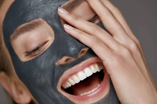 Beauté visage soin de la peau. Femme avec masque facial cosmétique spa — Photo