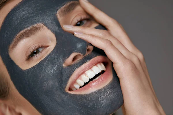 Cuidado de la piel de la cara belleza. Mujer con máscara facial de spa cosmético — Foto de Stock