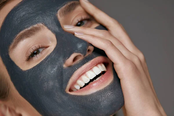 Schoonheid gezicht huidverzorging. Vrouw met cosmetische Spa gezichtsmasker — Stockfoto