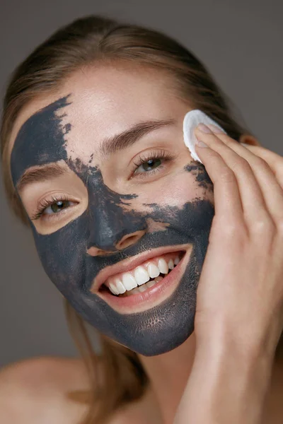 Soins de beauté. Femme décollant masque avec coussin blanc cosmétique — Photo