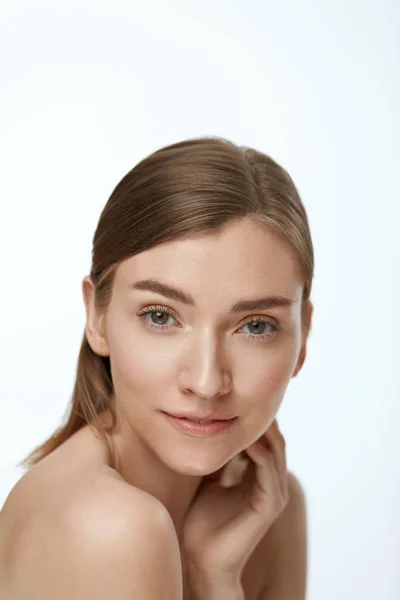 Όμορφο πρόσωπο. Γυναίκα μοντέλο με υγιή φυσικό δέρμα σε λευκό — Φωτογραφία Αρχείου
