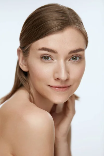 Schönheit Gesicht. Frauenmodell mit gesunder natürlicher Haut auf weiß — Stockfoto