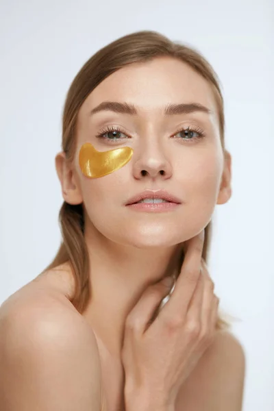 Eye patch. Wanita dengan emas di bawah penutup mata di wajah kecantikan — Stok Foto