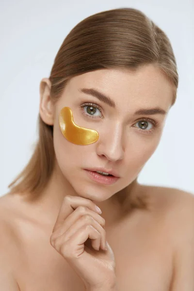 Eye patch. Wanita dengan emas di bawah penutup mata di wajah kecantikan — Stok Foto