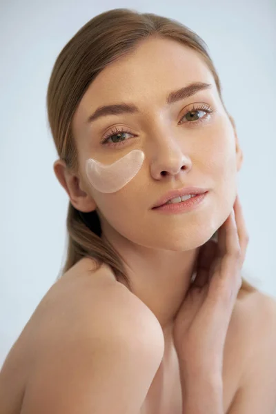 Cuidado de la piel. Mujer con máscara de parche de belleza bajo los ojos —  Fotos de Stock