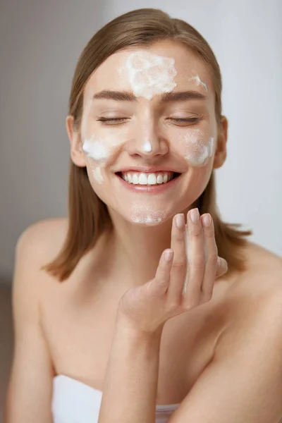 フェイススキンケア。泡石鹸で顔の皮膚をきれいにする女性 — ストック写真