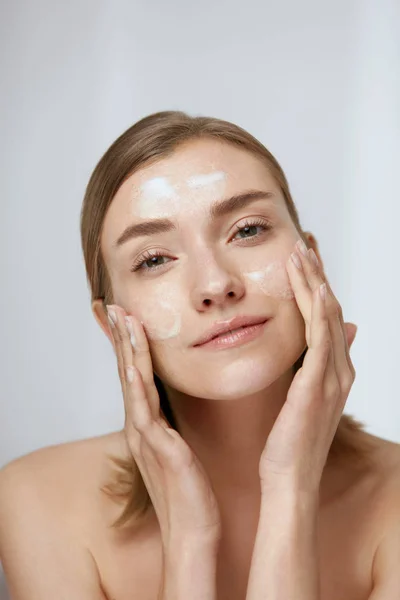 Cuidado de la piel. Mujer limpiando la piel facial con jabón de espuma —  Fotos de Stock