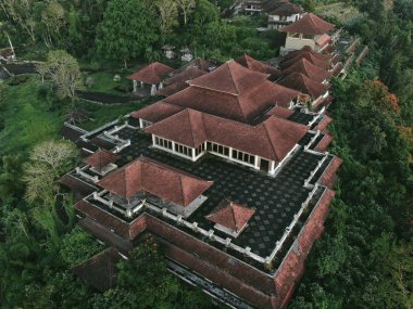 Bali, Endonezya'da terk edilmiş otel çatılarının havadan görünümü