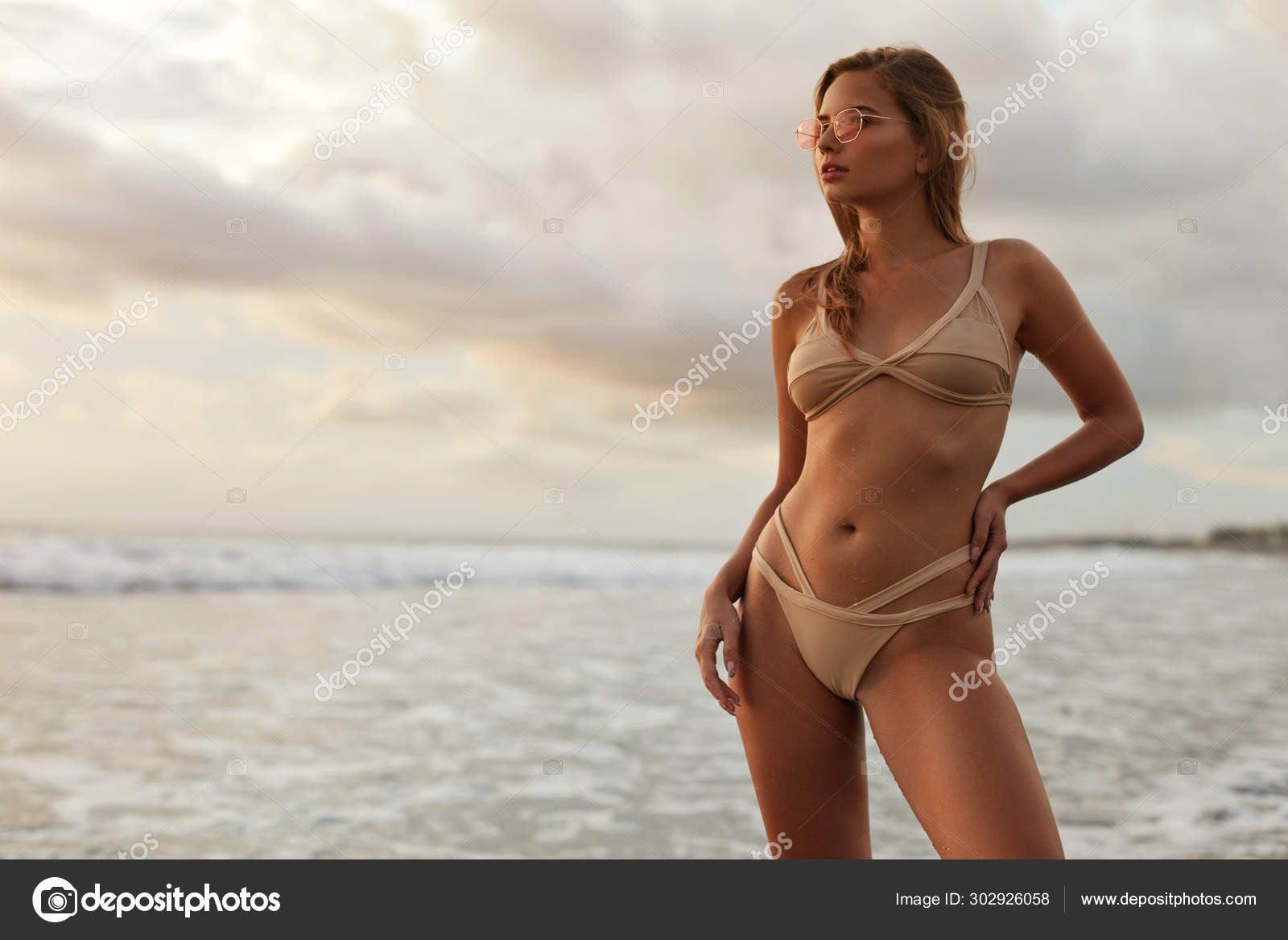 Femme sur la plage en Fille en maillot de bain près de la mer