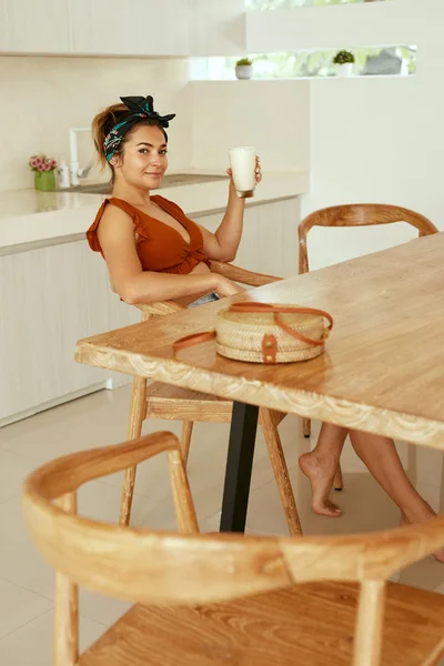 Ποτό. Γυναίκα πίνοντας υγιεινό γάλα Βίγκαν στο τραπέζι στην κουζίνα — Φωτογραφία Αρχείου