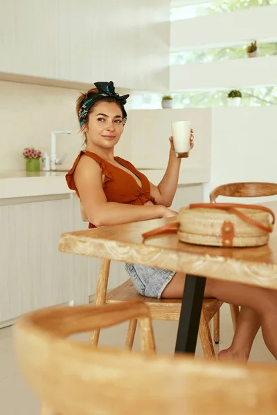 Bebe. Mujer bebiendo leche vegana saludable en la mesa en la cocina — Foto de Stock