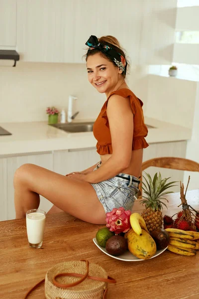 Bebe. Mulher com leite e frutas na mesa na cozinha — Fotografia de Stock