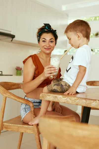 아이 마시는 건강 한 음료, 부엌에서 어머니와 비건 우유 — 스톡 사진