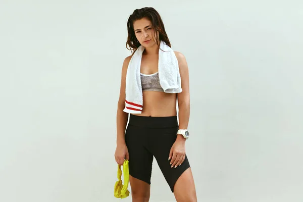 Mulher em roupas esportivas após o treino de fitness ao ar livre — Fotografia de Stock