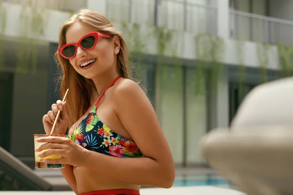 Moda de verão. Menina feliz em maiô e óculos de sol com bebida — Fotografia de Stock