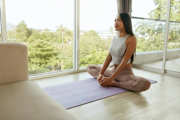 Meditación de yoga. La mujer practica yoga en posición fácil en casa — Foto de Stock
