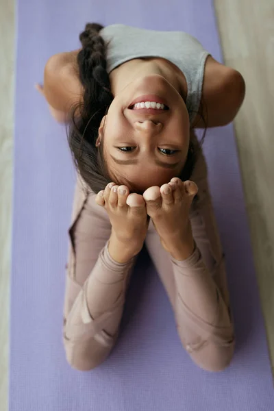 요가. 웃는 소녀 스트레칭 몸 에 홈 클로즈업 — 스톡 사진