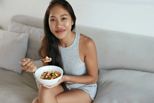 ผู้หญิงที่ยิ้ม กินอาหารเช้าเพื่อสุขภาพที่บ้านตอนเช้า — ภาพถ่ายสต็อก