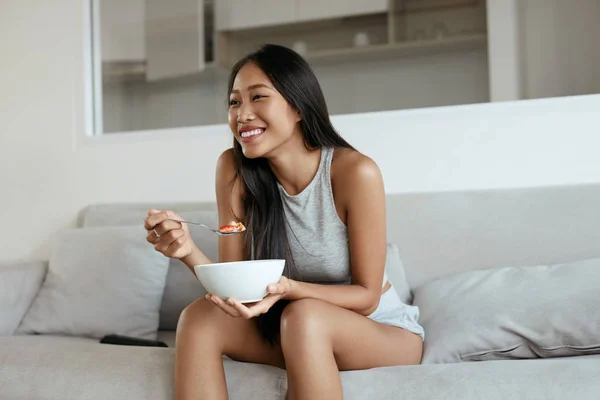 ผู้หญิงที่ยิ้ม กินอาหารเช้าเพื่อสุขภาพที่บ้านตอนเช้า — ภาพถ่ายสต็อก