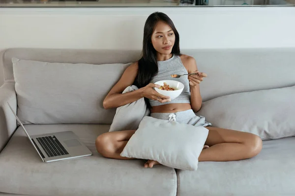 Wanita sarapan sambil menggunakan komputer di pagi hari — Stok Foto
