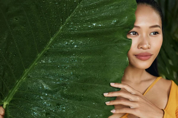 スキンケア。美顔と自然な緑の植物を持つ女性モデル — ストック写真