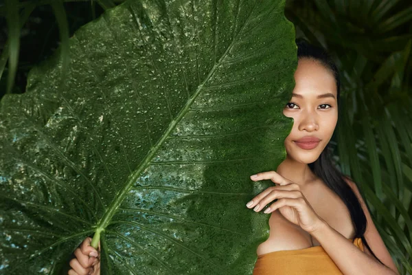 Cura della pelle. Modello donna con viso di bellezza e pianta verde naturale — Foto Stock