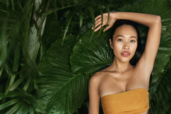 Beauté naturelle. Fille avec belle peau de visage à la nature tropicale — Photo