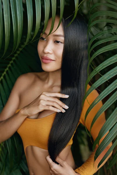 Belleza de pelo largo. Mujer con cabello liso en la naturaleza tropical —  Fotos de Stock